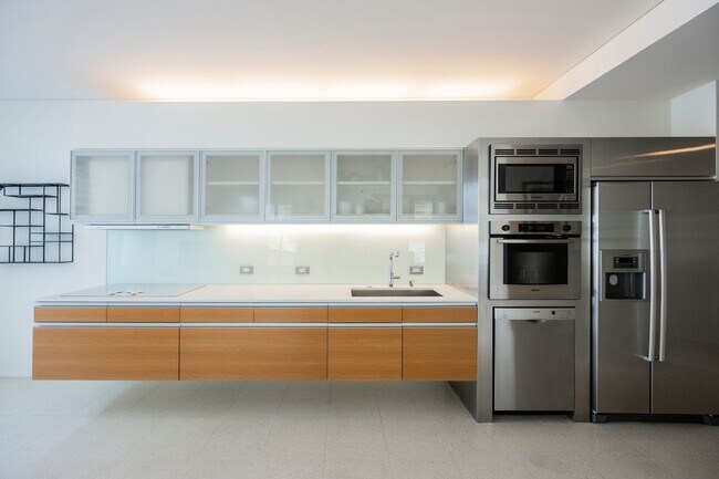 Building Photo - Luxurious premium corner unit nearly 1600 sq ft., Impeccably furnished-turn key- 2 bedroom 2 bath...