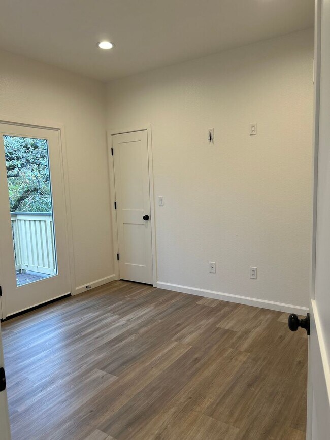 Building Photo - 1086-1086 Dutton Ave