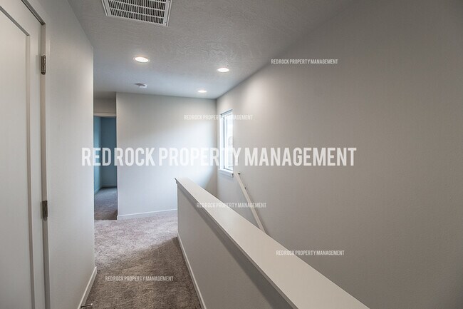 Building Photo - 203 Woodlawn Ln