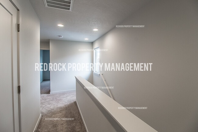 Building Photo - 303 Woodlawn Ln