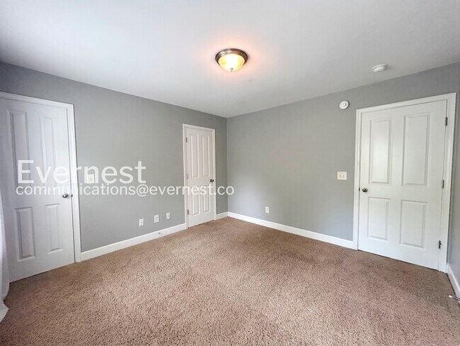 Building Photo - 2 Bed/2.5 Bath Townhome with Fenced Yard & Garage / Pet-Friendly / Available Now!