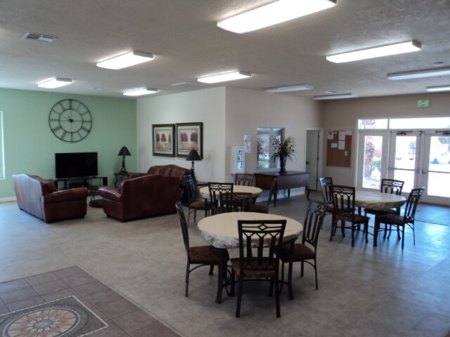Building Photo - 175 Shade Tree Ln
