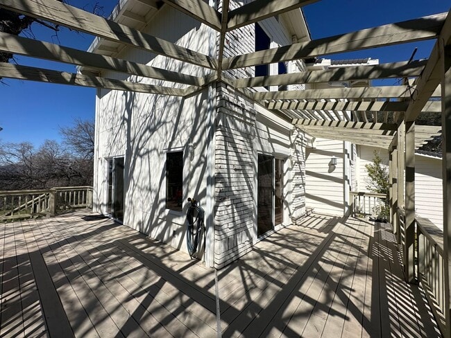 Building Photo - Gorgeous Multilevel 4 Bedroom 2.5 Bathroom Home on Acreage