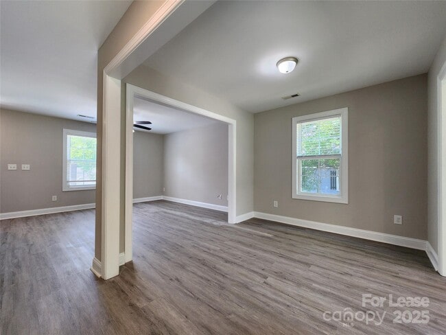 Building Photo - 2210 Brookview Ave