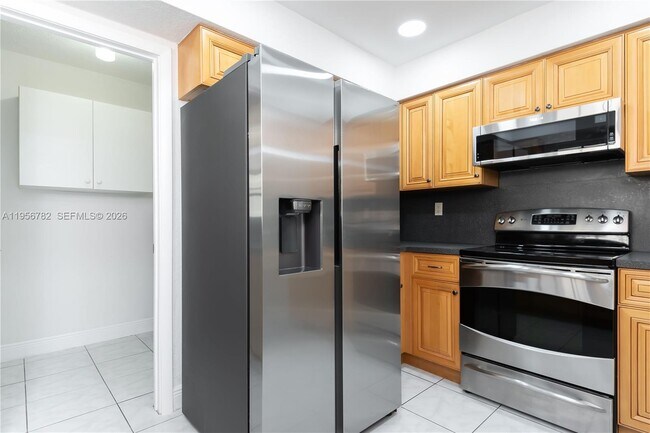 Building Photo - 2615 SW 32nd Ct