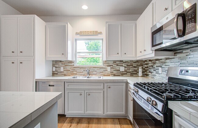 Building Photo - 624 E 39th St
