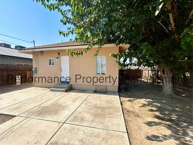 Building Photo - Charming 3 Bed/2 Bath Home w/ Large Yard