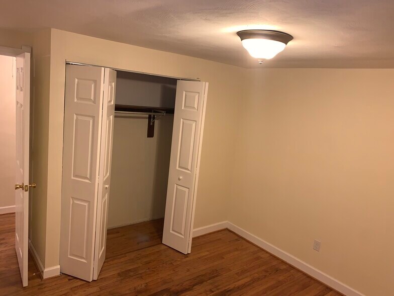 Building Photo - 4268 Sample Ct