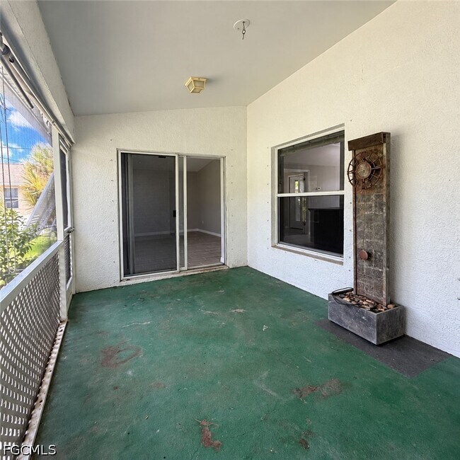 Building Photo - 4914 SW 27th Ave