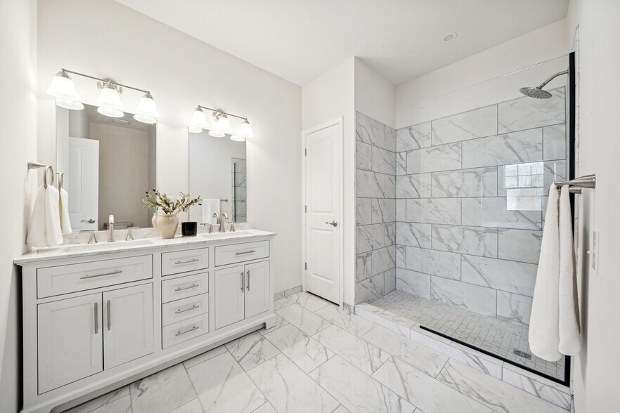 Building Photo - 2213 Lebanon Dr