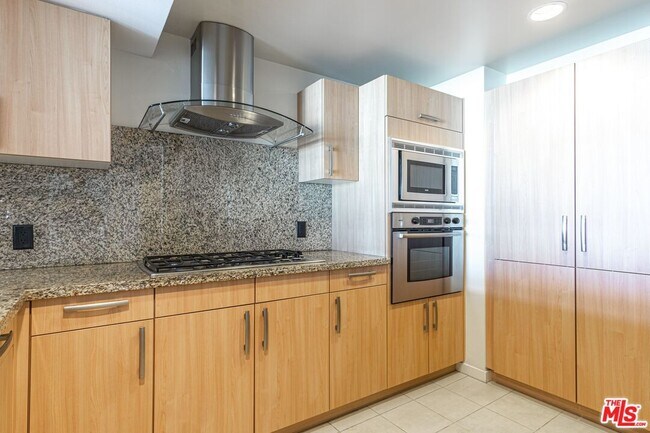 Building Photo - 13650 Marina Pointe Dr