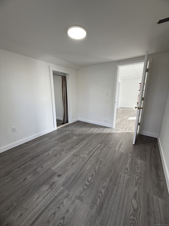 Building Photo - 74 Grove Beach Rd N