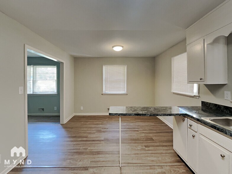 Building Photo - 2731 Carriage Ln