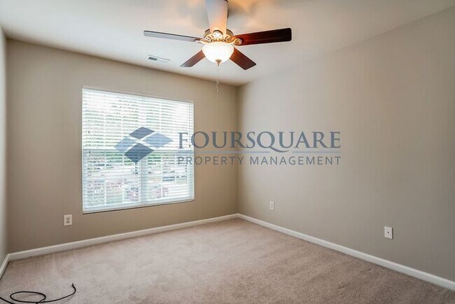 Building Photo - Townhome |Fenced Back Patio with Privacy F...