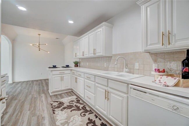 Building Photo - Absolutely Adorable, 2 bed, 2 bath, 2 car + study