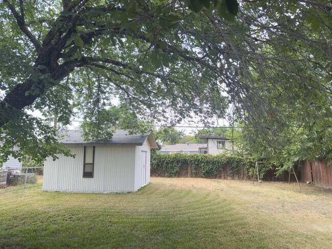 Building Photo - 705 Greenway Dr