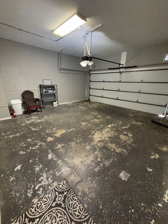 Building Photo - 2 bedroom/3 bath Townhome with extra room/...