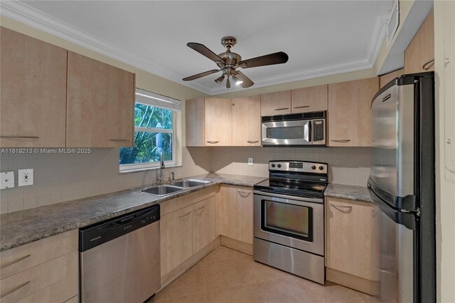 Building Photo - 307 SW 11th Ct