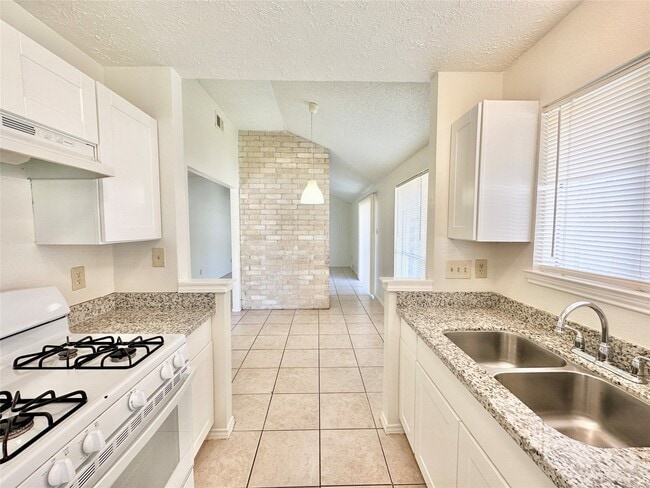 Building Photo - 13753 Sablecrest Dr