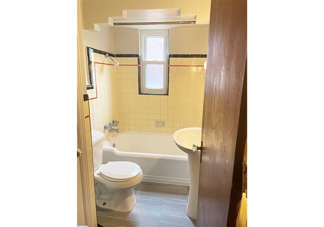 Building Photo - 956 Ludlow Ave