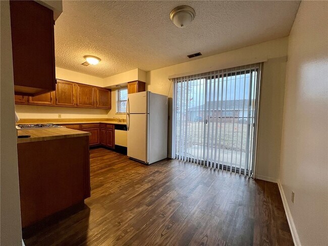 Building Photo - 2004 Horseshoe Dr