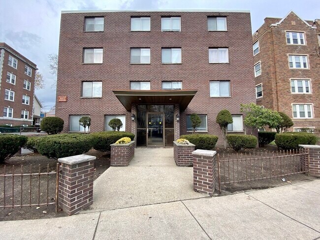 Building Photo - 128 Salem St