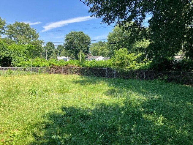 Building Photo - 10072 Ashbrook Dr