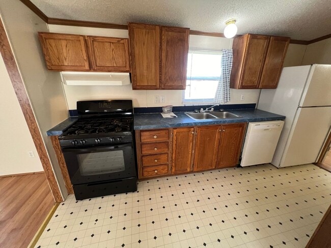 Building Photo - 3 Bed 2 Bath Updated Mobile Home w/ Fenced...
