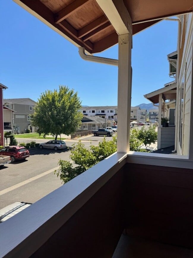 Building Photo - 3 LEVEL CONDO W/ UPGRADES, GARAGE/ FENCED ...