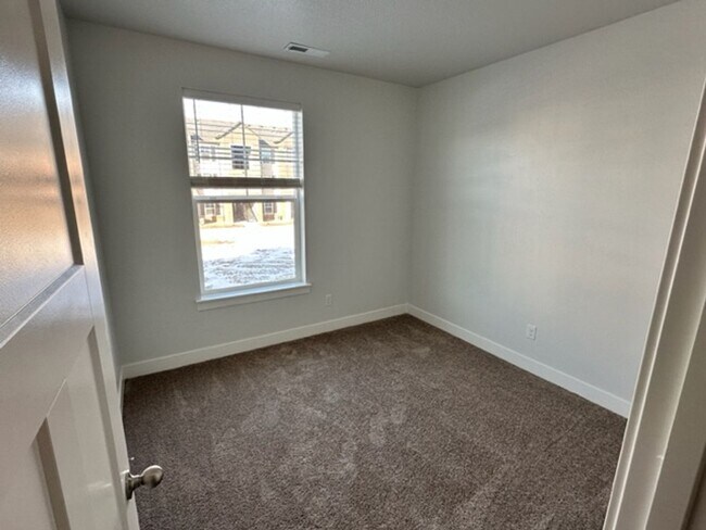 Building Photo - Gorgeous Condo!