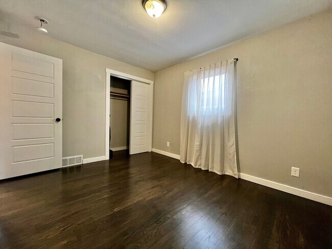 Building Photo - Beautifully Remodeled 5 Bed 2 Bath House i...
