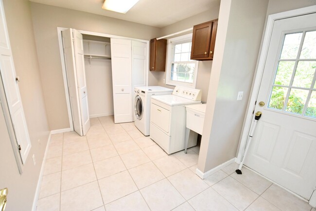Building Photo - Large executive home in Granger IN