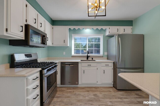 Building Photo - 3 Bedroom Completely Remodeled Single Fami...