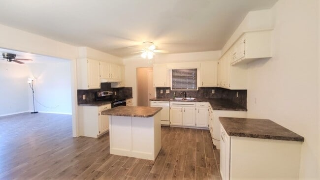 Building Photo - Super 3 Bed 2 Bath 2 Car Garage in Rolling...