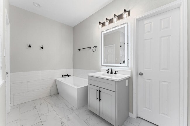 Building Photo - 13402 Great Creek Dr