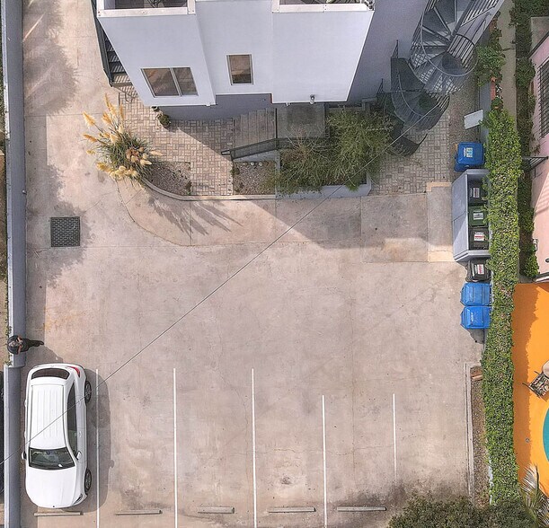 Building Photo - 1952 N Beachwood Dr