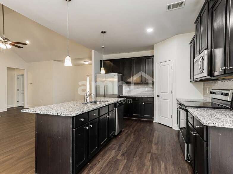 Building Photo - 121 Coulter Woods Dr