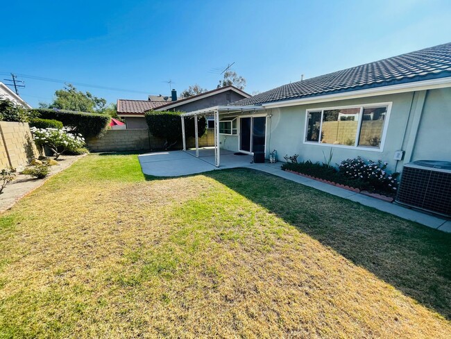 Building Photo - Beautiful Seal Beach home in quite neighbo...