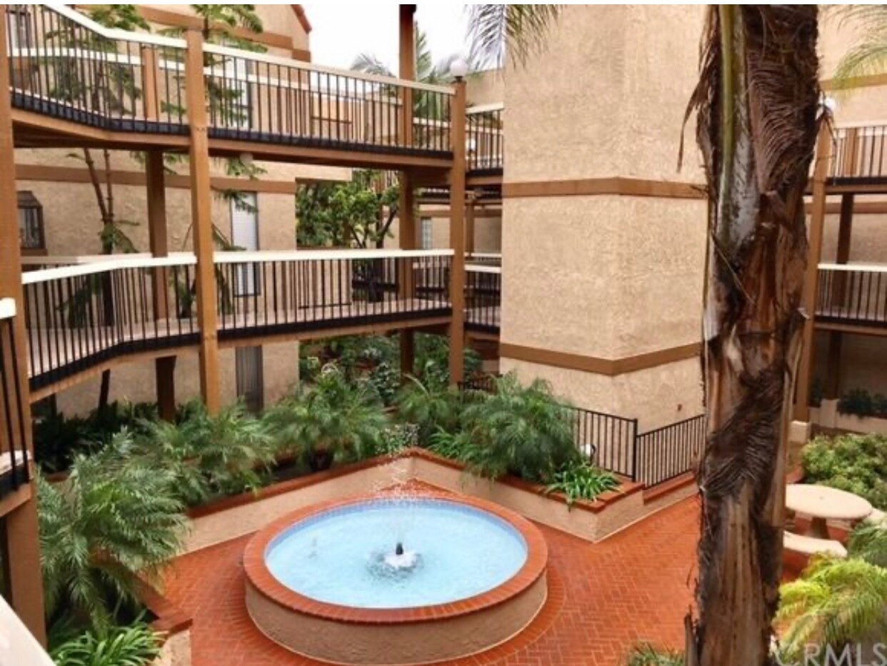 Building Photo - 441 E San Jose Ave