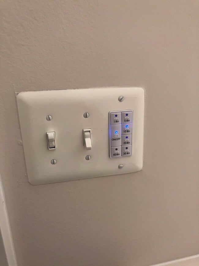 Building Photo - Luxe Apartment with Parking