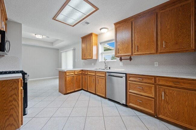 Building Photo - 470 W Houston St