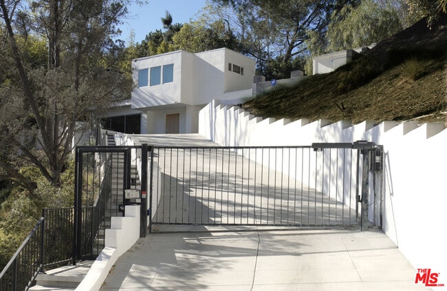 Building Photo - 2690 Zorada Dr