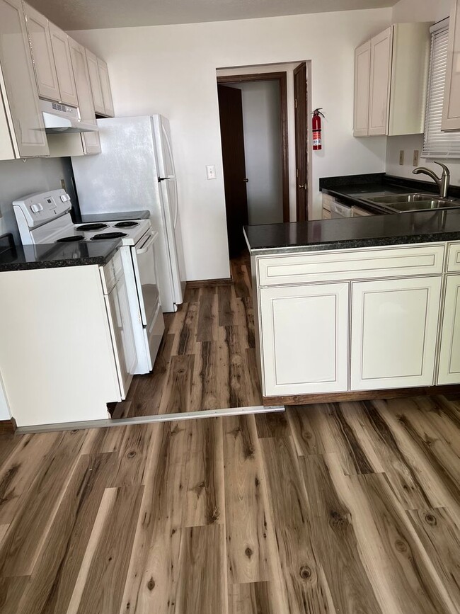 Building Photo - 4 Bedroom, 1.5 Bathroom Duplex on Blooming...