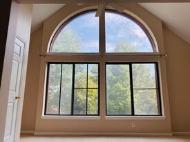 Building Photo - 2807 Lee Oaks Ct