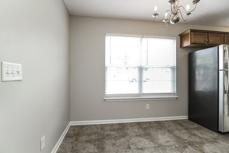 Building Photo - 127 Lyndhurst Dr