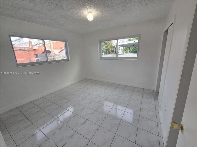 Building Photo - 882 NW 26th Ave
