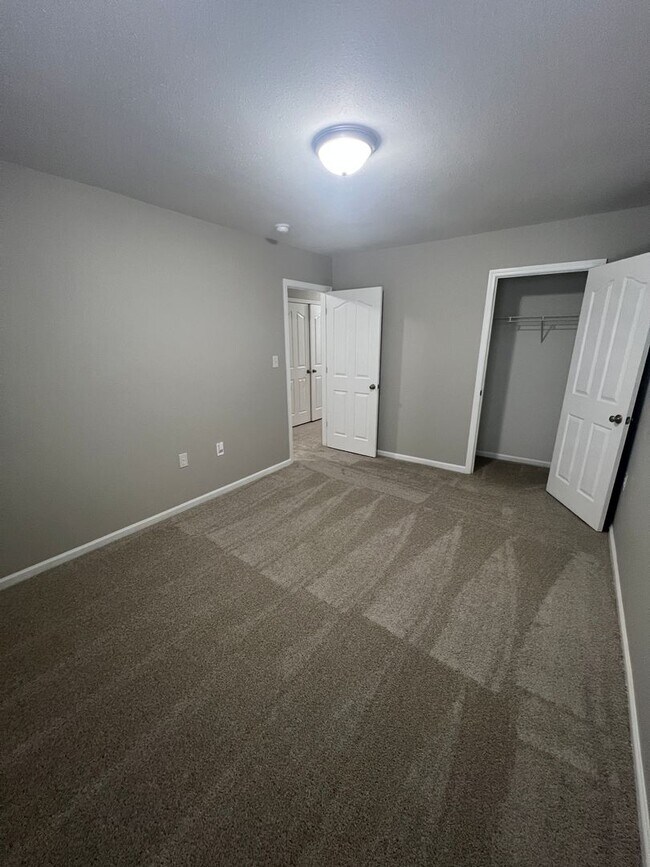 Building Photo - Charlotte Home for Rent (4 beds, 2.5 Baths)