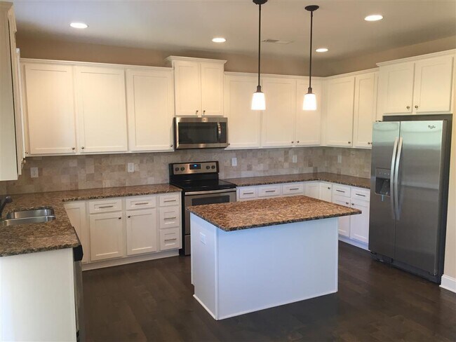 Building Photo - Prime 30265 location, swim/HOA community, ...