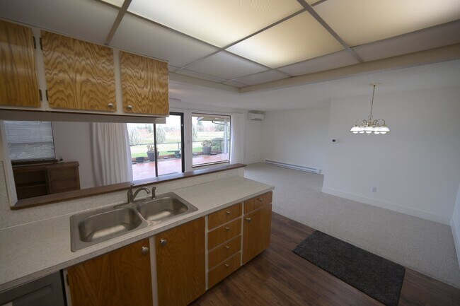 Building Photo - 2 bed 1 bath condo in 55+ community- ALL U...