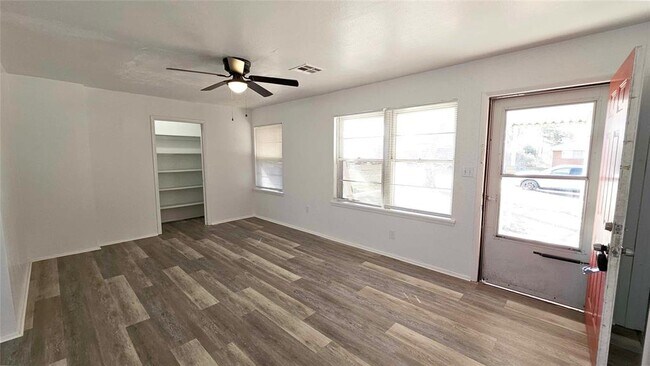 Building Photo - 3633 SE 27th St